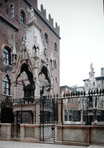 Mastino II Della Scala (1308-51) temetkezési emlékműve alkotó: Bonino da Campione
