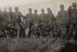 Album az első világháborúról Friuli-Venezia Giuliában: csoportportré a 112.mo gyalogság tüzér katonáiról alkotó: Bourbon Del Monte