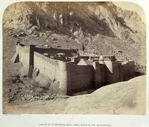 Szent Katalin kolostor Jebel Músával a háttérben, a Sínai-félsziget hadianyag-kutatásából alkotó: British Photographer