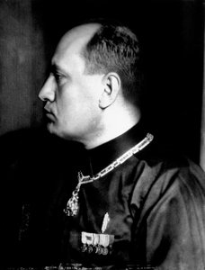 Félalakos portré Benito Mussolini profiljában fekete ingben és katonai díszekben (f/w fotó)