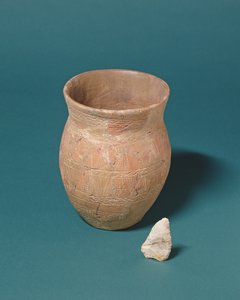 A gloucestershire-i Barnwoodban, Kr.e. 2000 körül egy temetéskor találtak főzőpoharat és kovakő kést