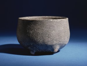 Tál, szarvasbikákat ábrázoló bekarcolt díszítéssel, Los Millaresből, Spanyolországból, rézkor, ie 2000 körül (kerámia)