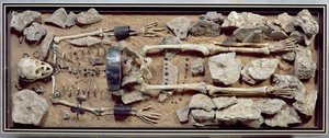 Gazdagan felruházott női sír Molzbach bei Huenfeldből alkotó: Bronze Age
