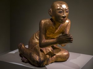 Szerzetes letérdelve imádkozik. Burma