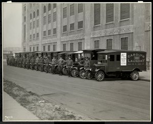 A Carolyn mosoda előtt parkoló teherautók sora a 111 East 128th Street-en, East Harlem, New York, 1929 (ezüstzselatinos nyomat) alkotó: Byron Company