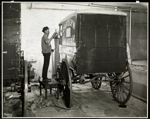 Egy férfi festékszóróval lefesti a Carolyn mosoda kiszállító kocsiját a 111 East 128th Street-en, East Harlem, New York, 1929 (ezüst zselatinos nyomat) alkotó: Byron Company