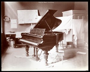 A Hazelton Brothers Piano Co. zongorája a University Place-en, New York, 1898 (ezüst zselatin nyomat) alkotó: Byron Company