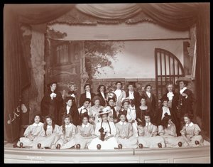 Jelenet a New York-i Barnard College-ban bemutatott Angelina, The Orphaned Heiress című darab amatőr előadásából (ezüstzselatinos nyomat)