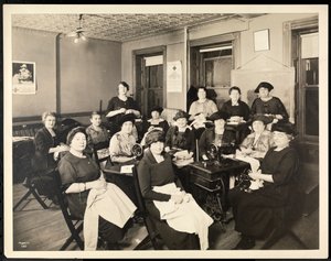Női varrókör a 115 East 101st Street szám alatt, East Harlem, New York, 1920 (ezüst zselatin nyomat)