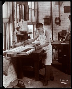 Egy fiatalember dolgozik a Harrington Piano Co. gyárban, 1907 (ezüstzselatinos nyomat)