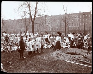 Zászlót tartó felnőttek és gyerekek egy újonnan ásott lyuk körül, ahol egy faültetésre szánták az Arbor Day-t a Tompkins Square Parkban, New York, 1904 (ezüst zselatin nyomat)