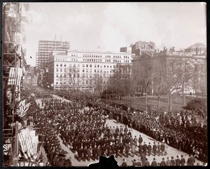 Légifelvételek a Broadway-n a republikánus Gold Standard felvonuláson felvonuló férfiakról a City Hall Parkban, New York, 1898 (ezüst zselatin nyomat)