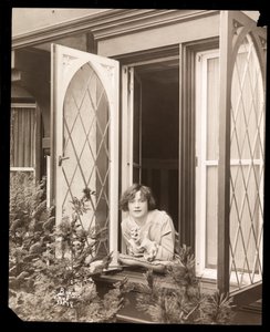 Anne Murdock otthon, 1915 körül (ezüst zselatin nyomat) alkotó: Byron Company