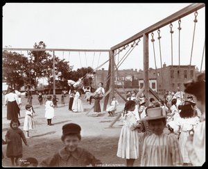 Gyerekek hintáznak a Hudson Bank Gymnasium and Playgroundban, 53rd Street és 11th Avenue, New York, 1898 (ezüst zselatin nyomat)