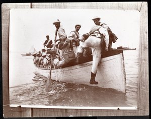Egy korábbi fotó másolata, amely a New York-i Fishers Island-i haditengerészeti tartalékosokat ábrázolja egy csoport tengerésszel egy evezős csónakban, 1898 (ezüstzselatinos nyomat).