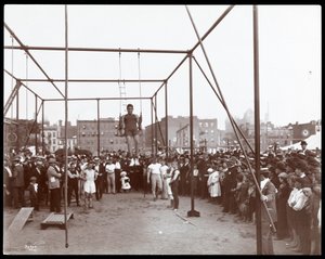 A tömeg egy tornászt néz a Hudson Bank Gymnasium and Playgroundban, 53rd Street és 11th Avenue, New York, 1898 (ezüst zselatin nyomat)