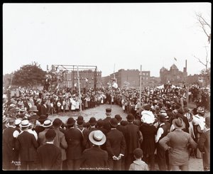 Tömeg nézi a rúdugratót a Hudson Bank Gymnasium és játszótéren, 53. utca és 11. sugárút, New York, 1898 (ezüst zselatinos nyomat)