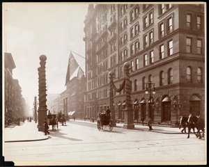 Díszek a Dewey-parádéhoz a Waldorf Astoria Hotelben, 33rd Street és 5th Avenue, New York, 1899 (ezüst zselatin nyomat) alkotó: Byron Company