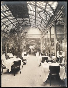 Ebédlő a Hotel Imperialban, 1904 (ezüst zselatin nyomat) alkotó: Byron Company