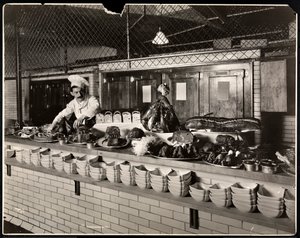Felvágottak bemutatása a Commodore Hotel konyhájában, 1919 (ezüst zselatin nyomat)