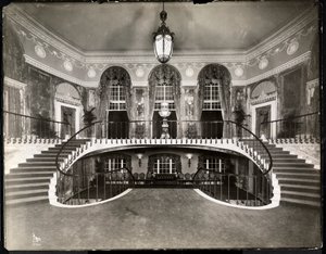 Dupla lépcsőház a Ritz-Carlton Hotelben, 1913 (ezüst zselatin nyomat) alkotó: Byron Company