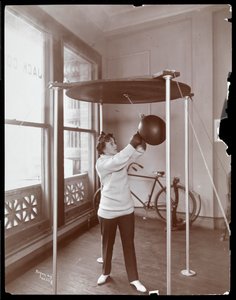 Edna Wallace Hopper egy boxzsákot üt a Jack Cooper