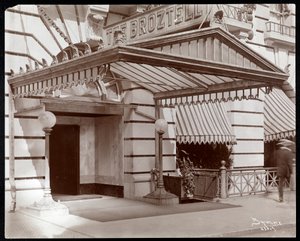 A Hotel Broztell bejárata, 3 East 27th Street, New York, 1906 (ezüst zselatin nyomat) alkotó: Byron Company