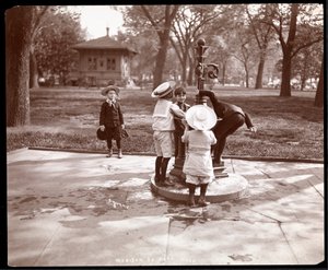 Öt gyerek játszik és iszik a szökőkútnál a Madison Square-en, New York államban, 1901 (ezüst zselatin nyomat)