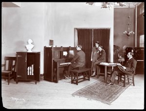 Négy férfi, egyikük egy H. Bruman Co. lejátszó zongorán játszik, 1907 (ezüstzselatinos nyomat) alkotó: Byron Company