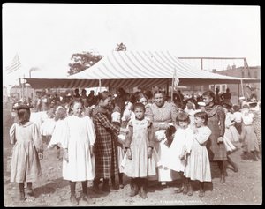 Lánycsoport és egy nő a Hudson Bank Gymnasium and Playgroundban, 53rd Street és 11th Avenue, New York, 1898 (ezüst zselatin nyomat)