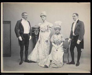 Sydney Dillon Ripley csoportportréja három másik személlyel a James Hazen Hyde Ball-on, New Yorkban, 1905. január 31-én (ezüst zselatin nyomat)