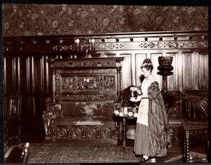 Vendég teázik a Hotel Marie Antoinette-ben, 1895 vagy 1896 (ezüstzselatinos nyomat)