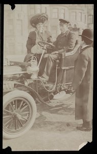 Hattie Williams sofőrrel ül New York City egyik első autójában, New Yorkban, 1890-1910 (ezüst zselatin nyomat) alkotó: Byron Company