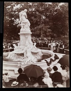 Heinrich Heine-emlékmű (Lorelei-kút) és a leleplezésen jelenlévő tömeg, Grand Concourse és 164. utca, Bronx, New York, 1899 (ezüstzselatinos nyomat) alkotó: Byron Company