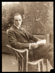 Howard Estabrook egy kertben, 1915-16 (ezüst zselatin nyomat)