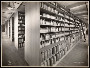 A Parke, Davis és Co. vegyészcég, Hudson és Vestry Streets, New York, 1910 (ezüstzselatinos nyomat), egy vegyszerraktár belső nézete. alkotó: Byron Company