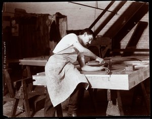Férfi, aki a Hardman, Peck und Co. zongoragyárban dolgozik, New York, 1907 (ezüst zselatin nyomat)