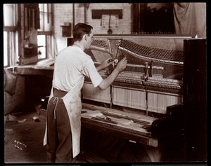 Férfi, aki a Hardman, Peck und Co. zongoragyárban dolgozik, New York, 1907 (ezüst zselatin nyomat)