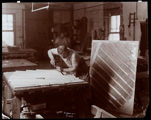 A Hardman, Peck és Co. zongoragyárban dolgozó férfi, New York, 1907 (ezüstzselatinos nyomat) alkotó: Byron Company