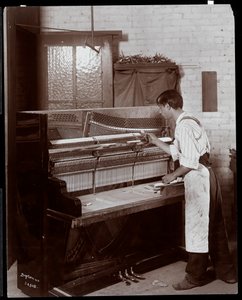 Férfi, aki a Hardman, Peck und Co. zongoragyárban dolgozik, New York, 1907 (ezüst zselatin nyomat)