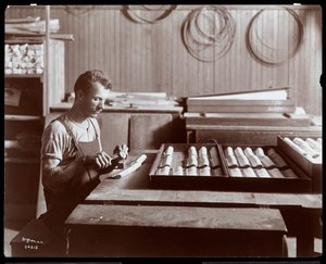 A Hardman, Peck és Co. zongoragyárban dolgozó férfi, New York, 1907 (ezüstzselatinos nyomat)