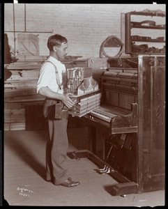 A Hardman, Peck és Co. zongoragyárban dolgozó férfi, New York, 1907 (ezüstzselatinos nyomat)