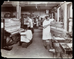 Férfiak, akik a Hardman, Peck und Co. zongoragyárban dolgoznak, New York, 1907 (ezüst zselatin nyomat)