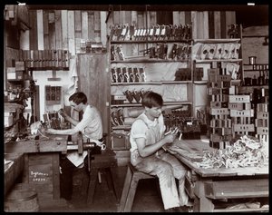 A Hardman, Peck és Co. zongoragyárban dolgozó férfiak, New York, 1907 (ezüstzselatinos nyomat)