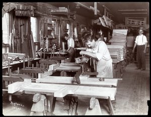 Férfiak, akik a Hardman, Peck und Co. zongoragyárban dolgoznak, New York, 1907 (ezüst zselatin nyomat) alkotó: Byron Company