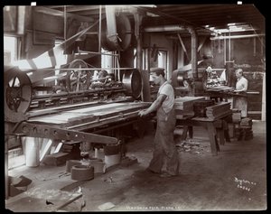 Férfiak, akik a Hardman, Peck und Co. zongoragyárban dolgoznak, New York, 1907 (ezüst zselatin nyomat)