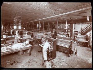 A Harrington Piano Co. gyárában dolgozó férfiak, 1907 (ezüst zselatin nyomat)