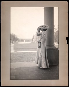 Mrs. Clarence Mackay és gyermeke a Long Island-i Harbour Hill portikuszában 1898-1910 (platinanyomat)