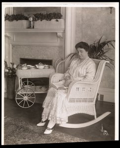 Mrs. Howard egy könyvvel ül egy hintaszékben az 5. sugárút 200. szám alatti otthonában, New York, 1915-6 (ezüstzselatinos nyomat)