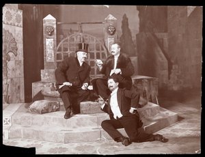 Oscar Hammerstein és két másik ember a manhattani operaházban, 1905 körül (ezüst zselatin nyomat)